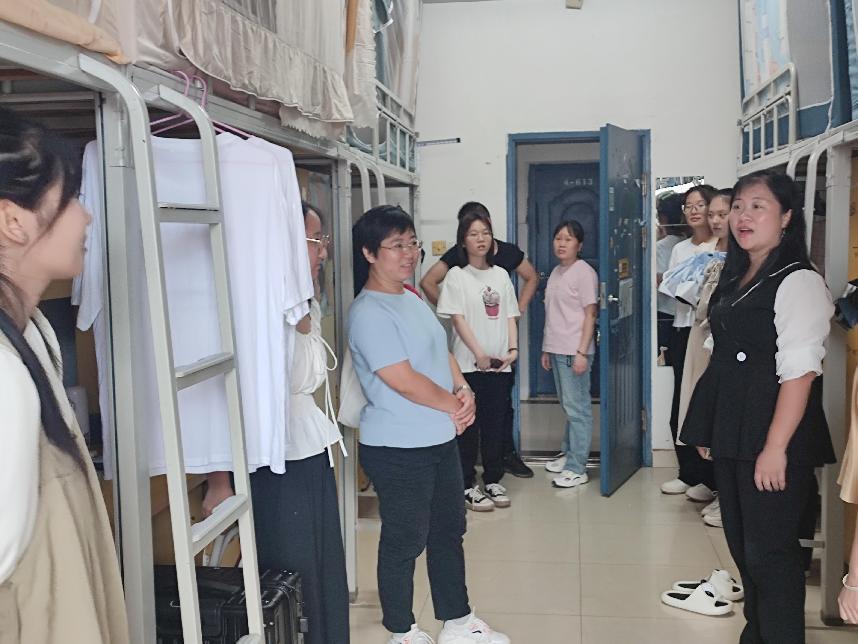 图为十大体育网站刘书记和吴经理慰问新生