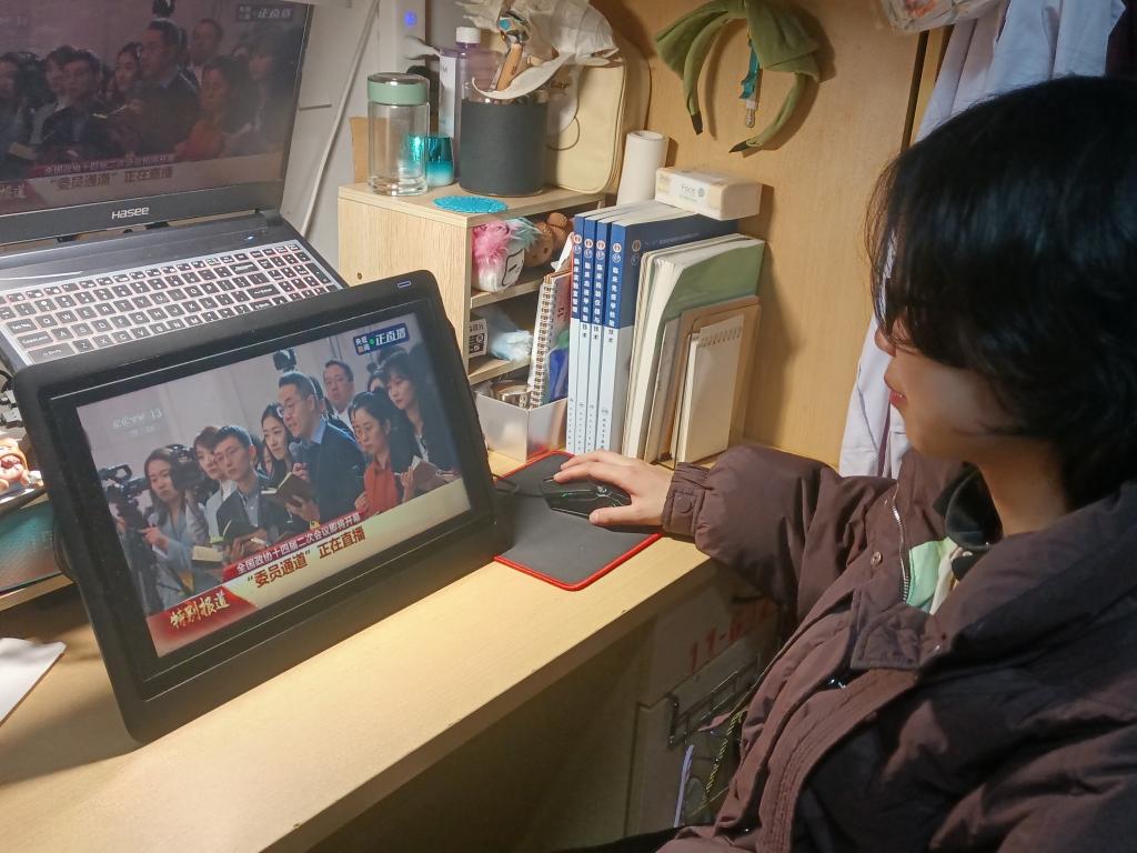 十大体育网站教师热议2024年全国两会 (1)