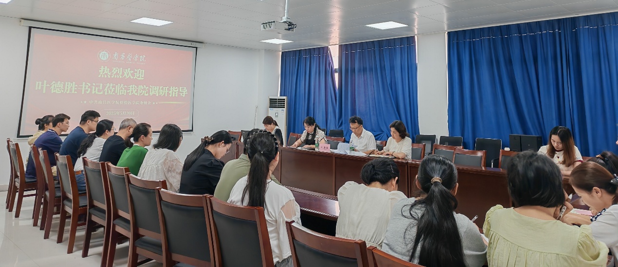 会议室里的人们中度可信度描述已自动生成